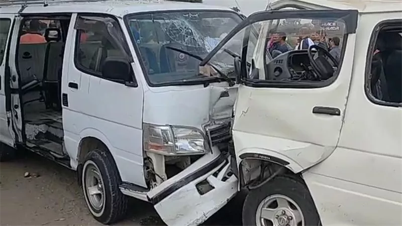 إصابة 19 شخصًا في تصادم مروع بين ميكروباصين بطريق إسكندرية الصحراوي