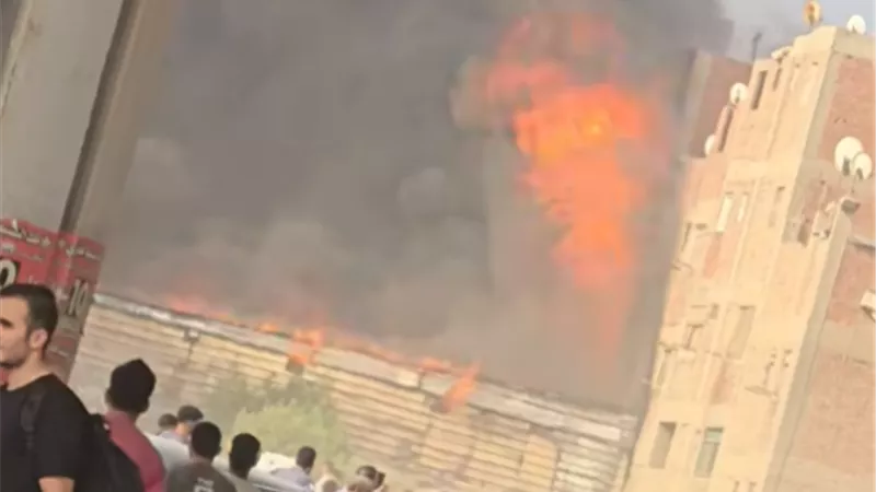 حريق هائل يلتهم مخزن دهانات بالقرب من سلم البراجيل بالجيزة
