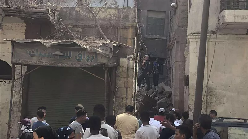 انهيار عقار قديم مكون من طابقين بمنطقة السيدة عائشة (صور)