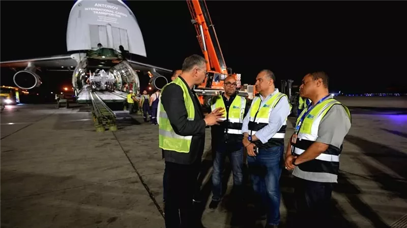 وزير البترول يشهد وصول أكبر ذراع تحميل بحري في العالم إلى مطار القاهرة