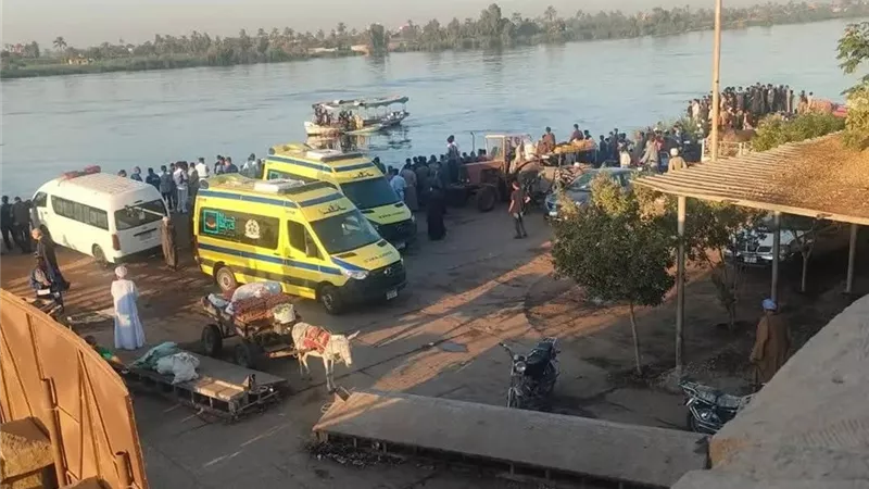 سقوط سيارة مواشي من عبارة نيلية في قنا.. والبحث عن شخصين مفقودين