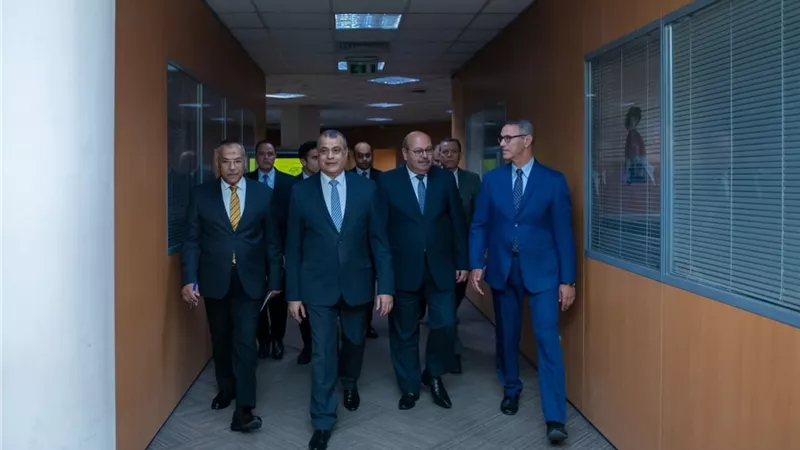 وزير الإنتاج الحربي يتفقد شركة TUYA للحلول الرقمية