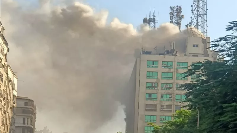 تفاصيل حريق مبنى سنترال رمسيس.. واستنفار للسيطرة علي النيران (صور)