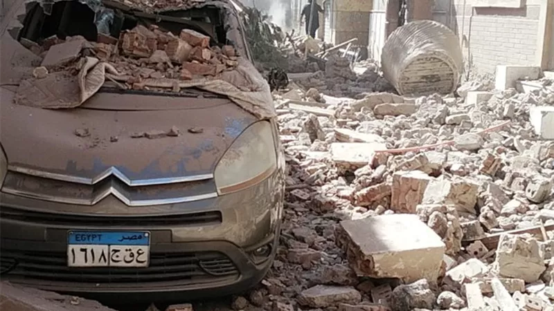 انهيار مئذنة مسجد أثري في سمنود يتسبب في تحطم سيارات ويثير ذعر الأهالي