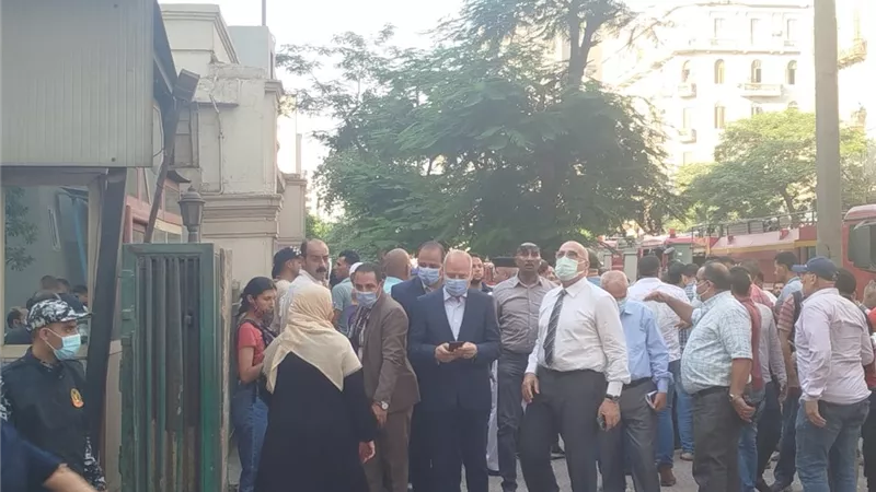 تزامنا مع وصول محافظ القاهرة .. إغلاق شارع رمسيس بسبب حريق شركة الاتصالات (صور)