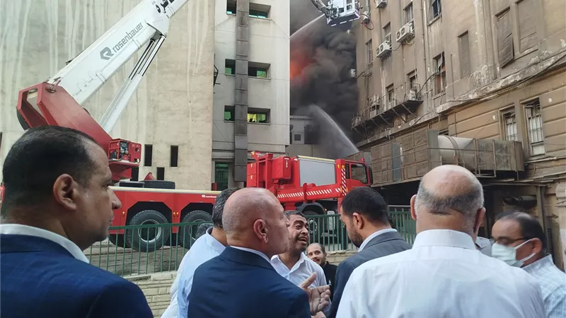 الوزير فين؟.. وزير الاتصالات يتابع حريق سنترال رمسيس من خارج موقع الكارثة