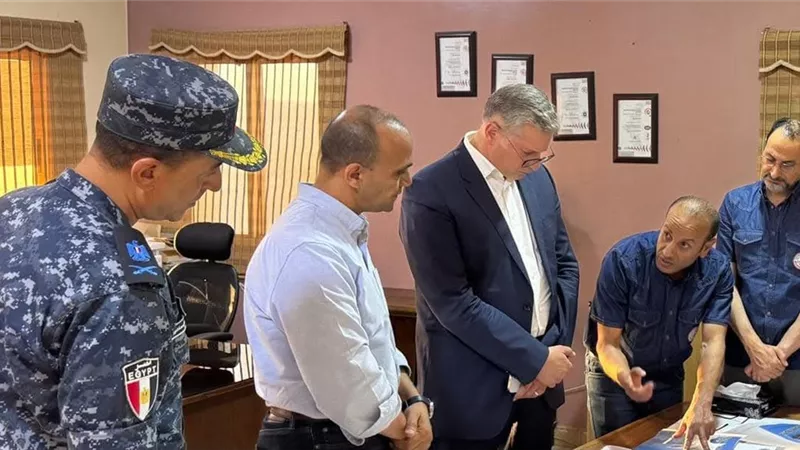وزير البترول يزور أهالي المفقودين في حادث انقلاب البارج البحري لتقديم الدعم والمؤازرة لهم 