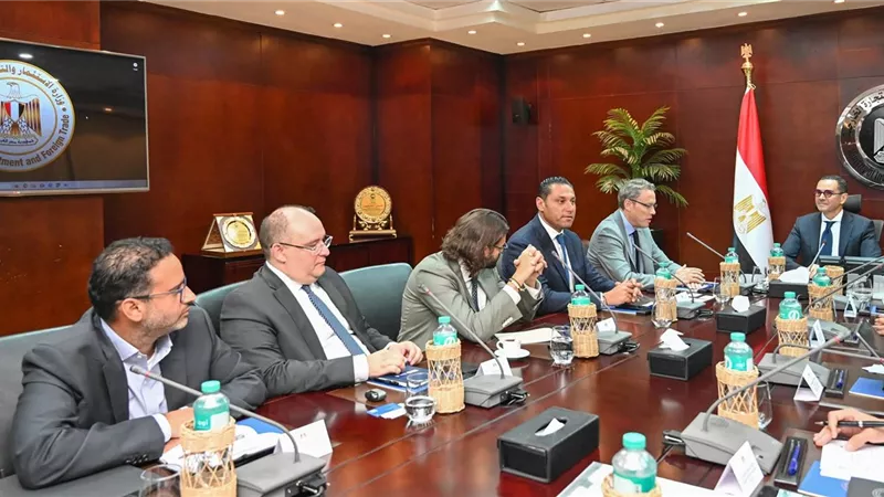 وزير الاستثمار يبحث مع 
