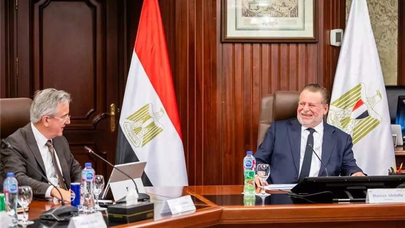 محافظ البنك المركزي المصري يستقبل وفدًا من البنك الأوروبي لإعادة الإعمار والتنمية