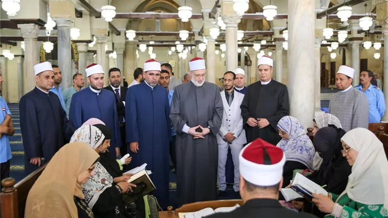 وكيل الأزهر يتفقد رواق القرآن ويُوجّه بزيادة الفروع للكبار والأطفال بالمحافظات