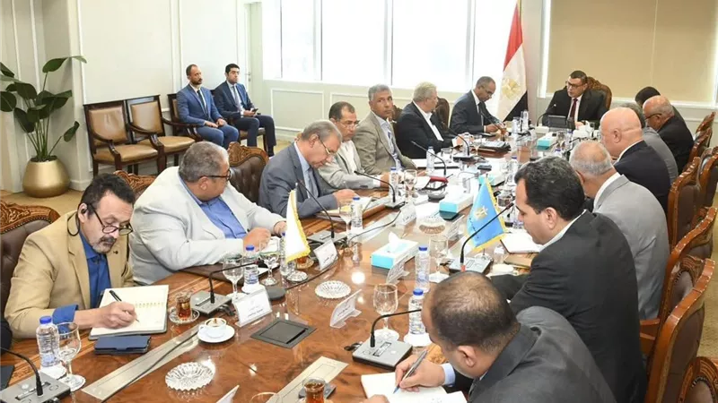وزير الإسكان يتابع مشروعات مياه الشرب والصرف ويوجّه بالصيانة الدورية والتشغيل الآمن