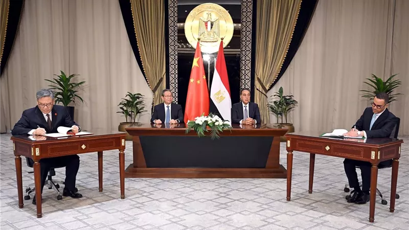 مدبولي ولي تشيانج يشهدان توقيع وثائق تعاون جديدة بين مصر والصين