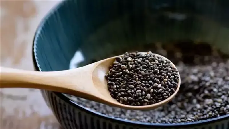 طبيب أمريكي يكشف عن فوائد مذهلة لتناول بذور الشيا لمدة أسبوعين
