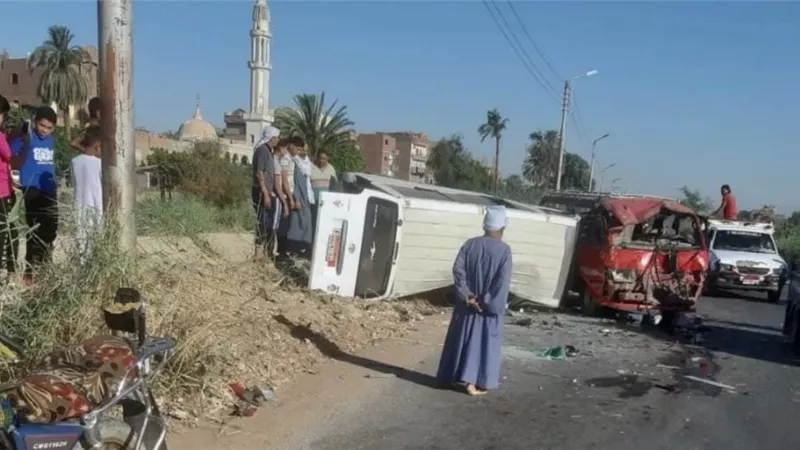 إصابة 12 شخصا في حادث تصادم مروع بسوهاج (صور)