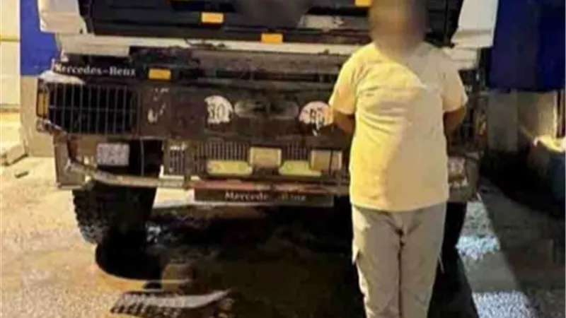 ضبط سيارة نقل بدون لوحات أعلى كوبري بلبيس.. والسائق يعترف بالمخالفة