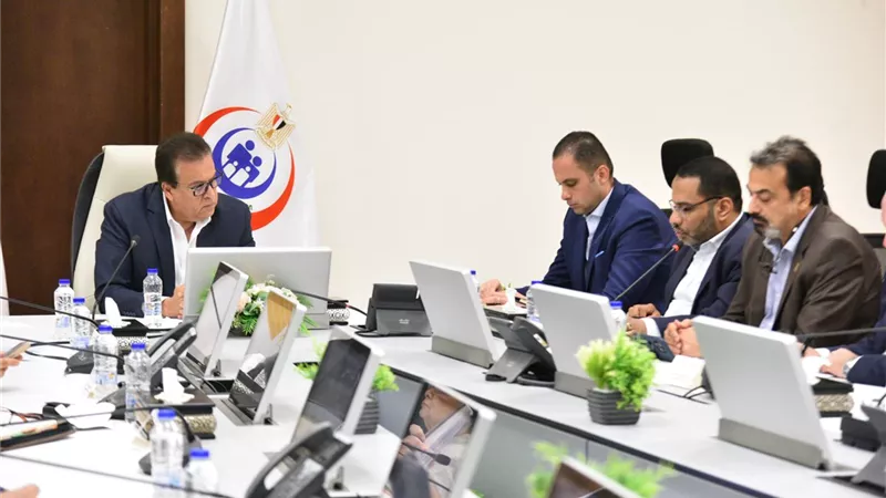 في اجتماع موسع .. وزير الصحة يوجه بمراجعة الإجراءات الوقائية وصيانة المنشآت الطبية