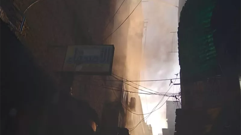 الدفع بـ 8 سيارات إطفاء للسيطرة على حريق مخزن أحذية في الموسكي