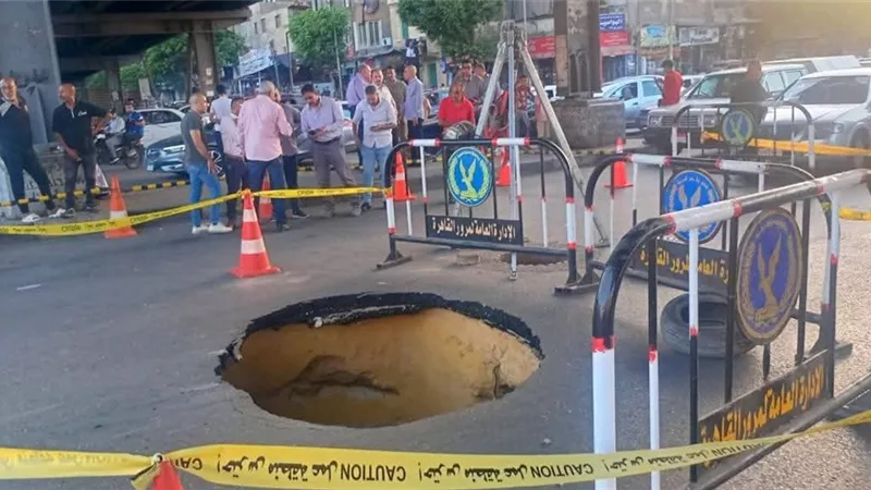 محافظ القاهرة يتابع إصلاح هبوط أرضي أسفل كوبري التجنيد بمصر الجديدة