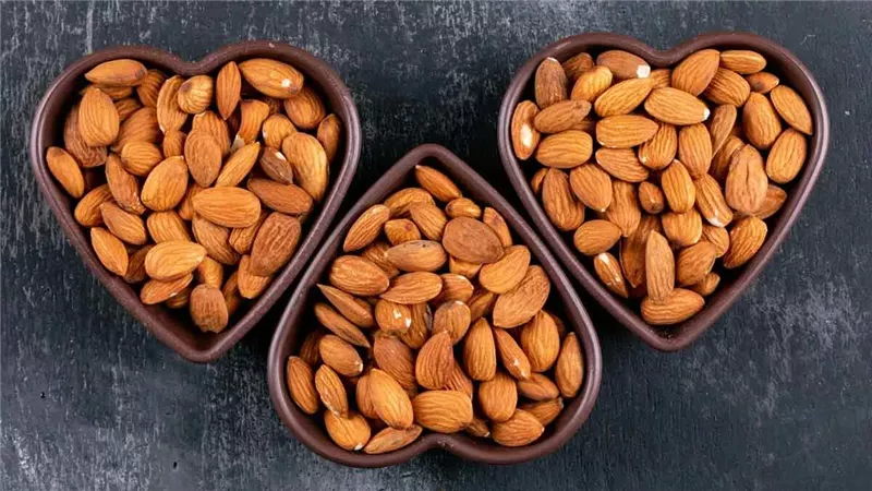 يمنع الكوليسترول الضار..7 أسباب تدفعك لتناول اللوز على معدة فارغة  