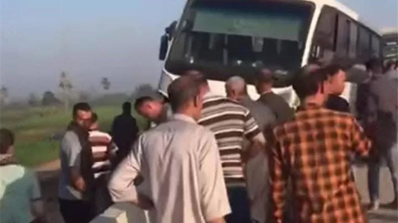 حادث مروع.. تصادم ميني باص مع أتوبيس على الطريق الإقليمي (صور)