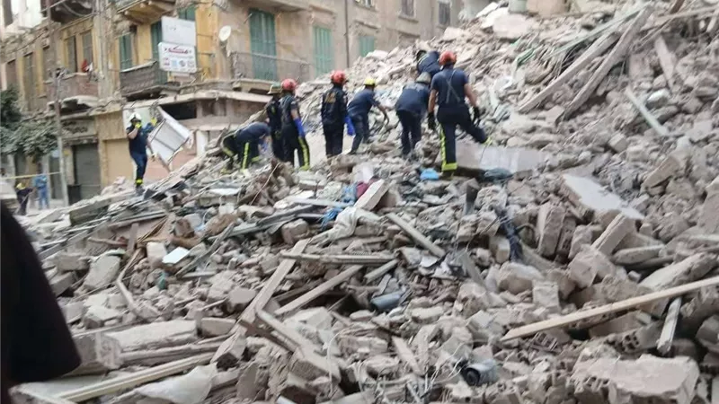 وفاة شخص وإصابة 6 آخرين في انهيار أجزاء من عقار بالإسكندرية (صور)