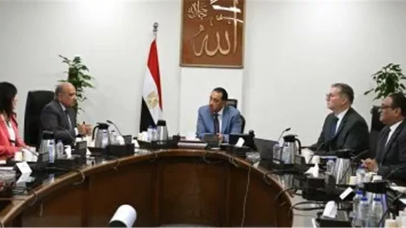 رئيس الوزراء يتابع مع وزيري الكهرباء والبترول جهود تأمين الوقود للمحطات