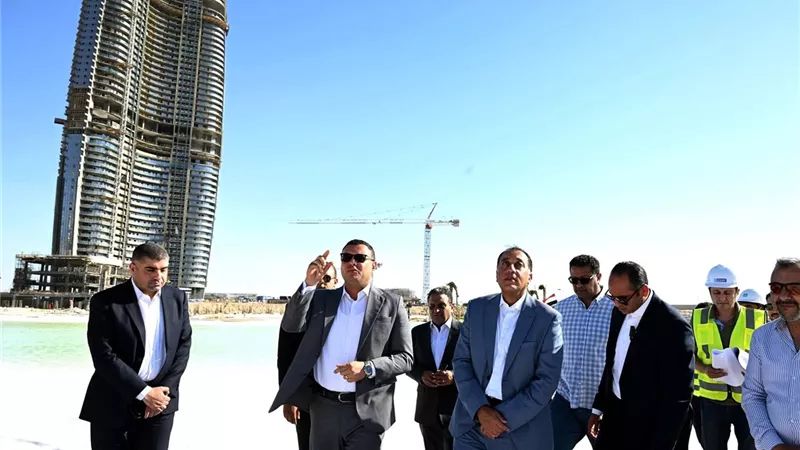 رئيس الوزراء يتفقد مشروعات أبراج الداون تاون ولاجون بالعلمين الجديدة