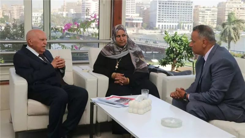 رحلتا عمرة تقديرًا لموقفهما.. نقيب المعلمين يكرم «صالحة ونادر» مديري مدرستي القليوبية
