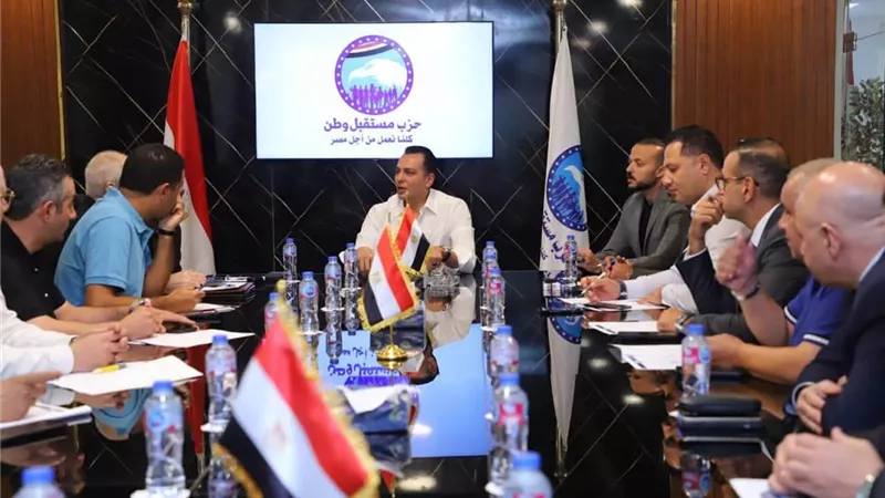 بحضور عدداً من قيادات الأمانة المركزية.. أمين عام مستقبل وطن يناقش اللمسات النهائية لمبادرة تطوير المدارس الحكومية 