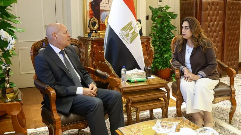 وزيرة التنمية المحلية تتابع ملفات التصالح والأسواق وتشجير طرق القاهرة