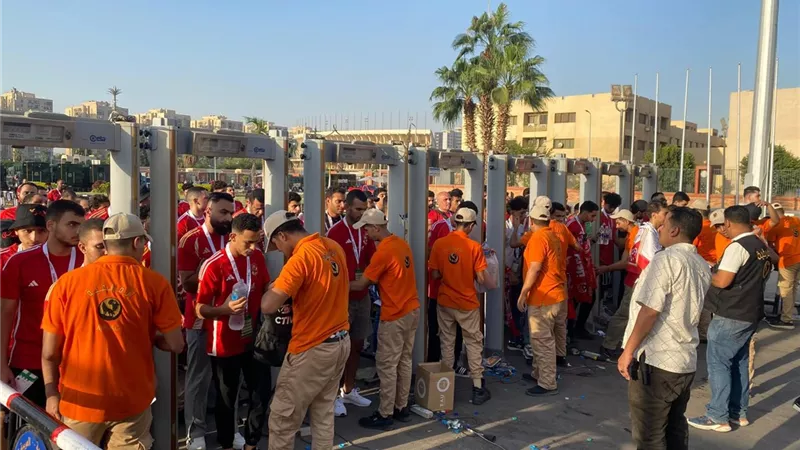 بالبوابات الإلكترونية.. خطة أمنية مكثفة لتأمين مباراة الأهلي وأبو قير للأسمدة