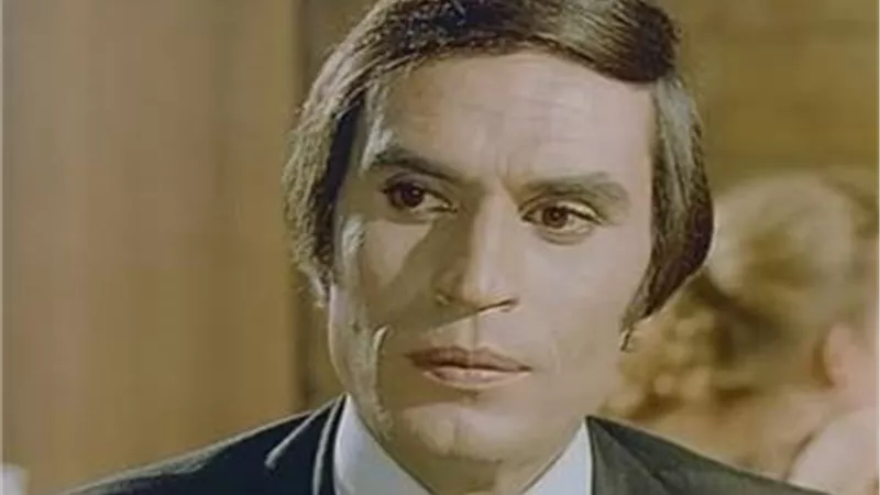 في ذكرى ميلاد عزت العلايلي.. محطات من حياة فارس السينما المصرية
