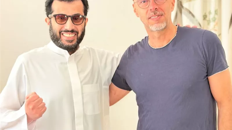 في أحدث ظهور.. تركي آل الشيخ يجتمع مع المخرج خوسيه باديلا