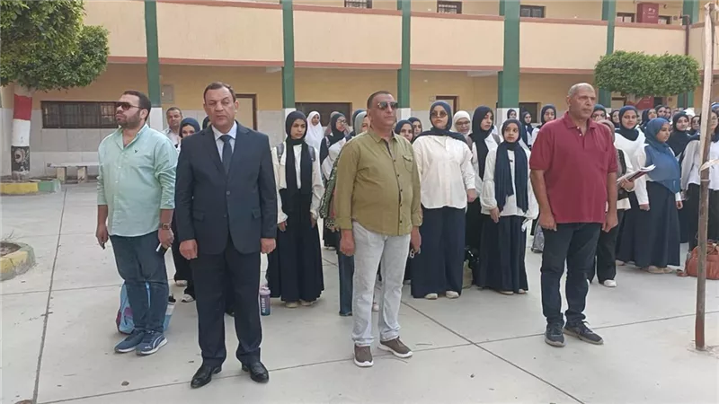 مدير تعليم بني سويف يتابع الفصول والأنشطة ويستمع لطالبات الثانوية الجديدة