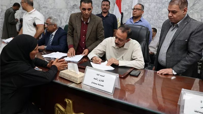 محافظ سوهاج يوجه بسرعة بحث شكاوى المواطنين وحلها خلال اللقاء الجماهيري