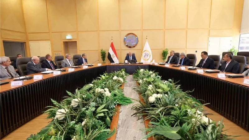 توجيهات عاجلة من وزير النقل لرفع كفاءة الخدمة بالسكة الحديد والمترو والمونوريل