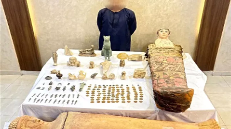 إحباط ترويج 151 قطعة أثرية في المنيا.. ضبط تابوتين وتماثيل وعملات بحوزة عنصر إجرامي