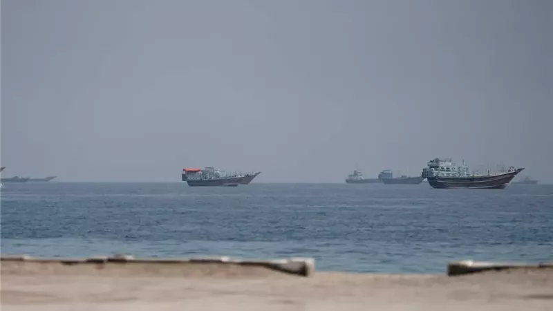اشتباك جديد في مضيق هرمز.. واشنطن تدمر زورقين إيرانيين بعد محاولة الاستيلاء على مسيرة