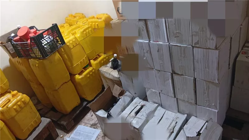 ضبط 2 طن زيوت فاسدة ومواد كيميائية مجهولة داخل مصنع في الإسماعيلية.. صور