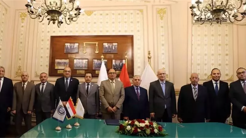 مجلس القضاء الأعلى وجامعة حلوان الأهلية يوقعان بروتوكول تعاون لتعزيز التدريب والبحث العلمي