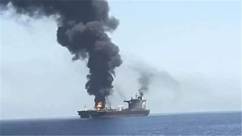 انفجار ناقلة نفط في مضيق هرمز بعد اصطدامها بلغم.. إجلاء طاقمها وسط مخاوف على سلامة الملاحة