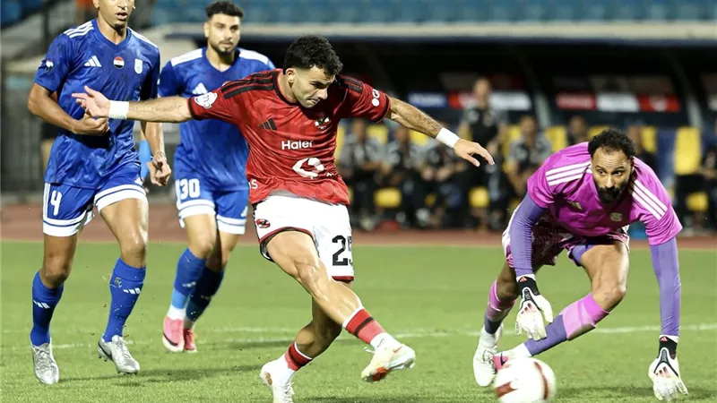 الأهلي يتقدم على أبوقير للأسمدة بهدف في الشوط الأول 