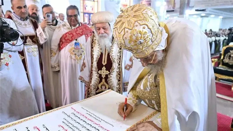 من زلزال 92 إلى التجديد.. البابا تواضروس يدشن كنيسة مارمرقس بملوي| صور