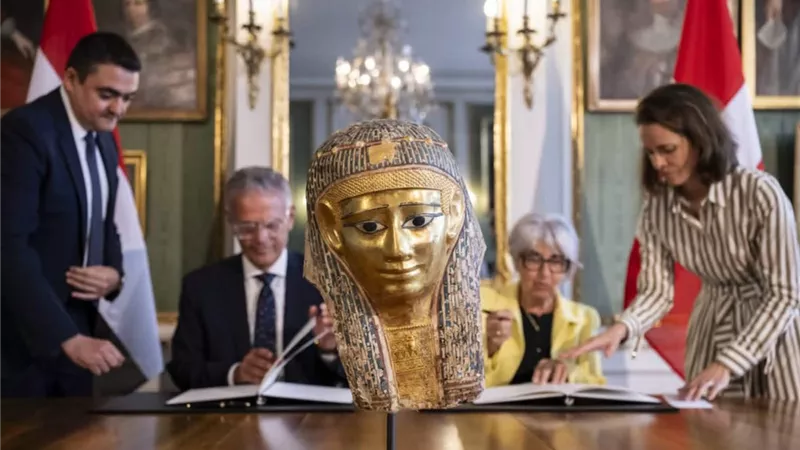 بالصور.. مصر تنجح في استرداد قناع ذهبي أثري من سويسرا