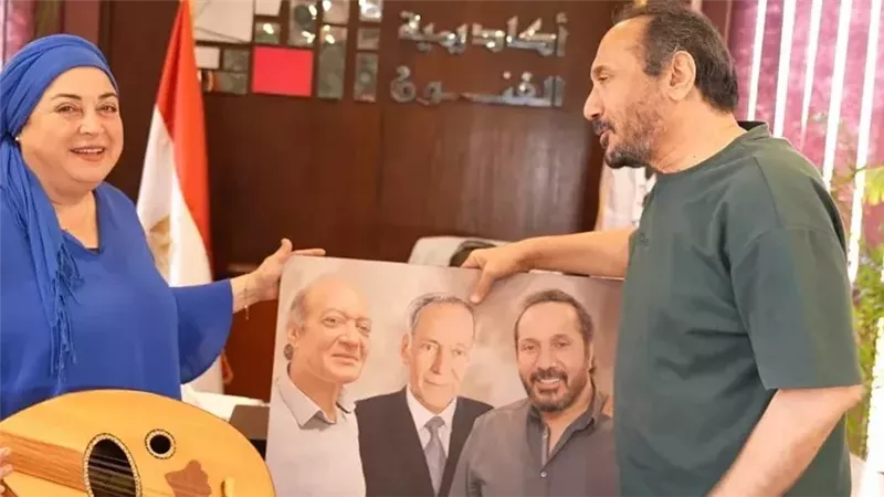علي الحجار يهدي مقتنيات من أسرته الفنية لمتحف أكاديمية الفنون للموسيقى العربية