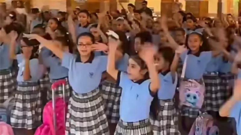 بعد استقبال الطالبات على أنغام 