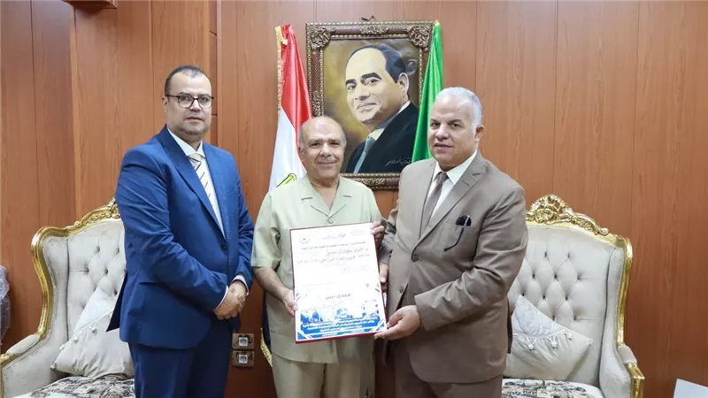 تقديرًا لجهوده.. تعليم الدقهلية يكرم مدير مدرسة الأورمان الثانوية الفنية للبنات 