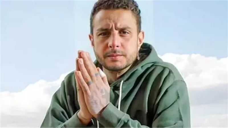 بسبب صورة جريئة مع حبيبته.. انتقادات حادة لأحمد الفيشاوي من جمهوره 