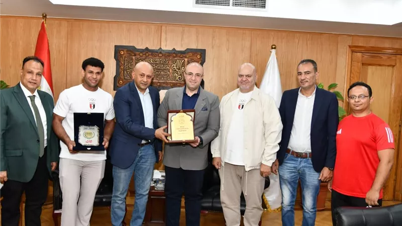 محافظ الفيوم يكرم بطل رفع الأثقال عبد الرحمن يونس بعد حصد الميداليات وتحطيم الأرقام العالمية
