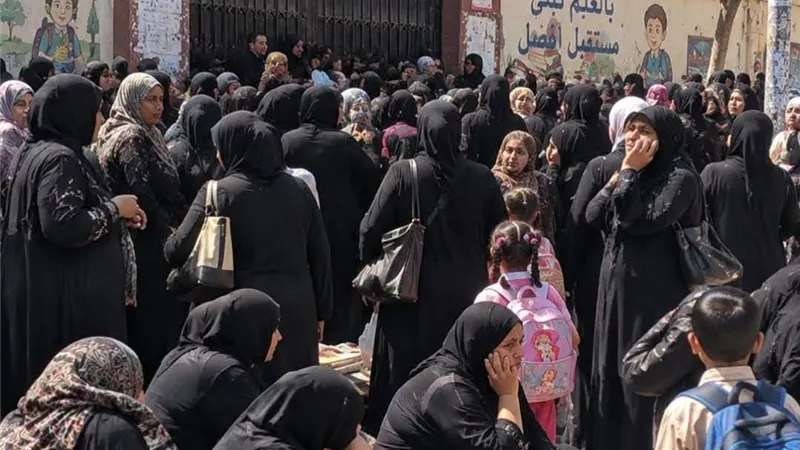 أمهات تحت الشمس.. أسباب ومخاطر انتظار أولياء الأمور للطلاب أمام المدارس| تقرير خاص
